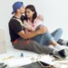 como aumentar el valor de tu propiedad a traves de la renovacion joven linda familia repara habitacion