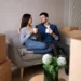 como hacer una mudanza eficiente y sin estres pareja mudarse su nuevo hogar tomando cafe en sofa