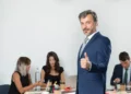 consejos para negociar el precio de una propiedad hombre negocios que muestra pulgares arriba