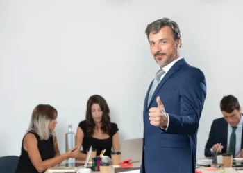 consejos para negociar el precio de una propiedad hombre negocios que muestra pulgares arriba