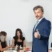 consejos para negociar el precio de una propiedad hombre negocios que muestra pulgares arriba