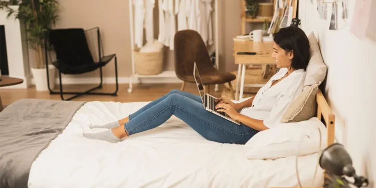 ideas para crear un ambiente de trabajo en casa productivo mujer que trabaja computadora portatil casa
