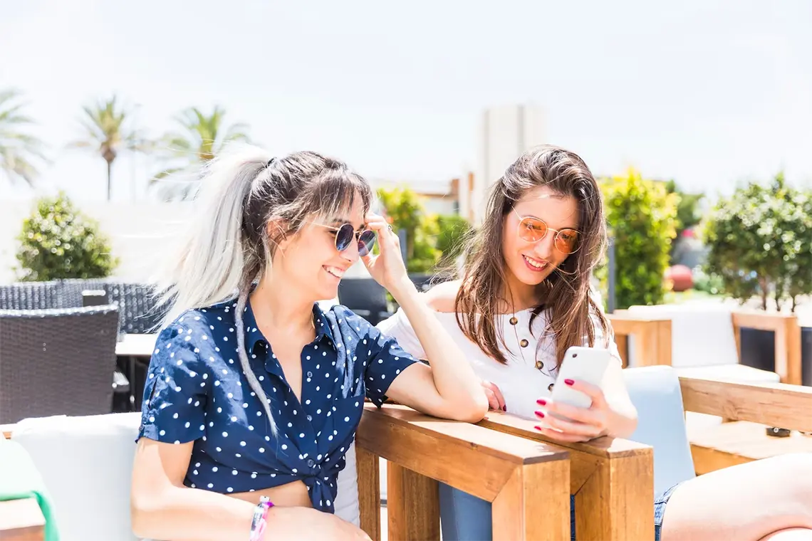 La tecnología inteligente es esencial en el mundo inmobiliario para crear un área de entretenimiento al aire libre moderna y sofisticada.