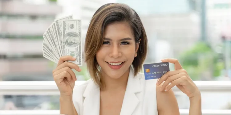 invertir en bienes raices con poco dinero exitosa mujer negocios hermosa dinero efectivo billetes dolares estadounidenses tarjeta credito