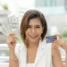invertir en bienes raices con poco dinero exitosa mujer negocios hermosa dinero efectivo billetes dolares estadounidenses tarjeta credito
