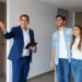 pareja joven medio hablando agente inmobiliario de frente