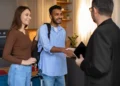 siguiendo estas valiosas estrategias para hacer una oferta competitiva en una casa deseada