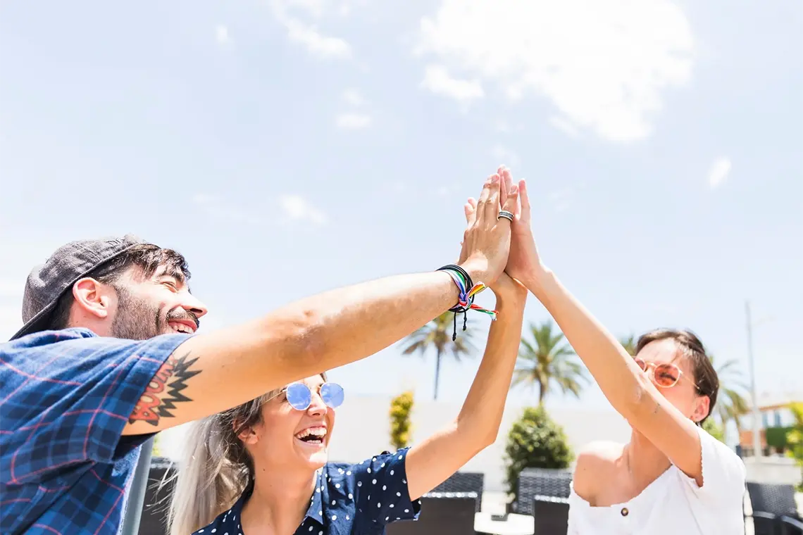Los sistemas de sonido integrados son esenciales en el mundo inmobiliario para crear un área de entretenimiento al aire libre completa y envolvente.