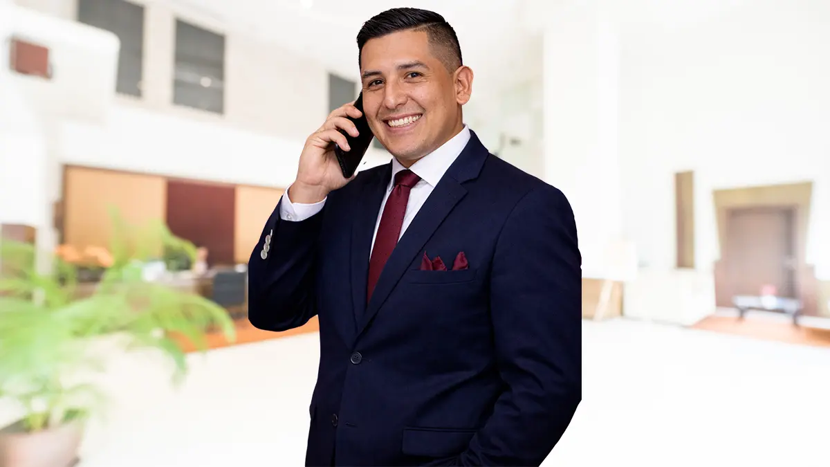 Giancarlo Montes de Oca, Director de LyG Bienes Raíces, disponible para asesoría inmobiliaria personalizada y segura en Arequipa. Contáctanos ahora.